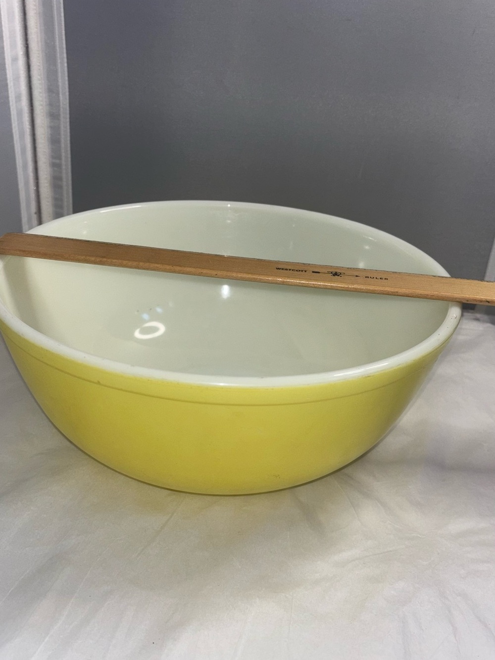 Yellow Pyrex 404 large Mixing Bowl - Classic Home Kitchen